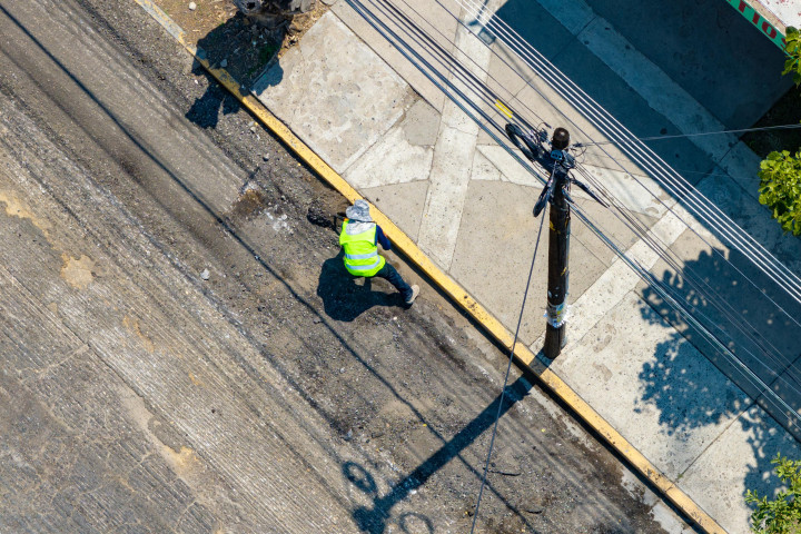 Municipio de Oaxaca de Juárez y Gobierno del Estado refuerzan acciones de bacheo en vialidades de la capital