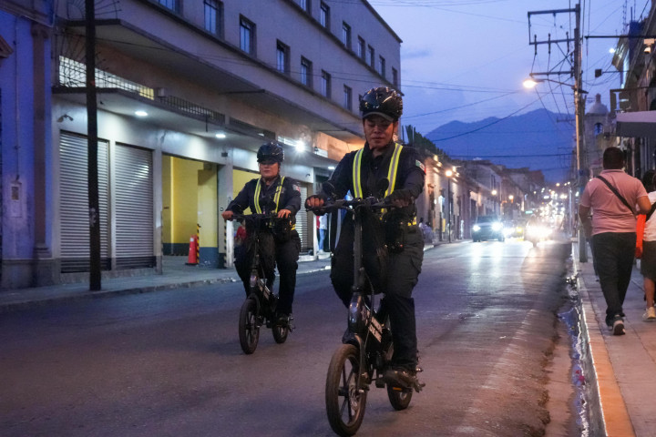 Refuerza Oaxaca de Juárez la seguridad vecinal con bicicletas eléctricas