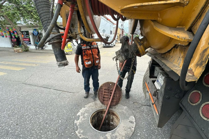 Refuerzan seguridad hídrica con programa “Destape al Drenaje” en Oaxaca de Juárez