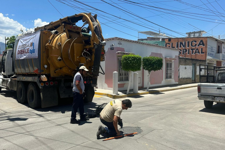 Refuerzan seguridad hídrica con programa “Destape al Drenaje” en Oaxaca de Juárez