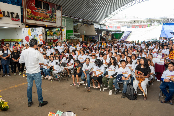 Ray Chagoya impulsa Mega Lectura en la Central de Abasto como estrategia de paz y convivencia