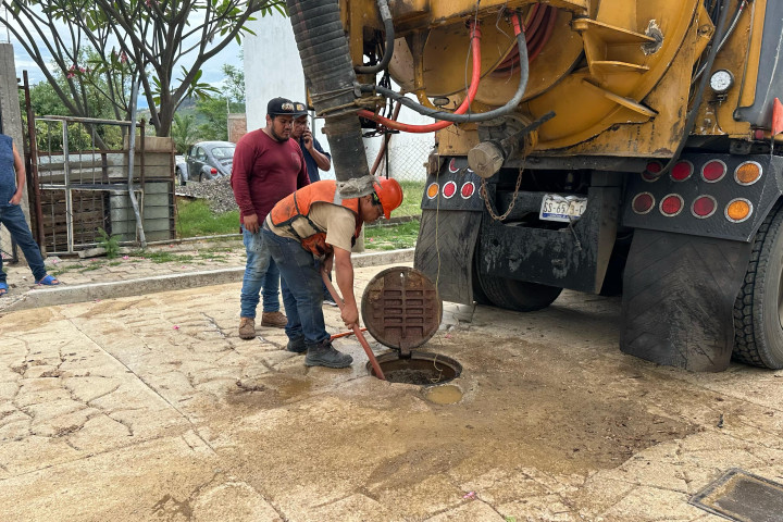 Municipio de Oaxaca de Juárez restablece más de 9 mil metros de drenaje en colonias y agencias de la capital