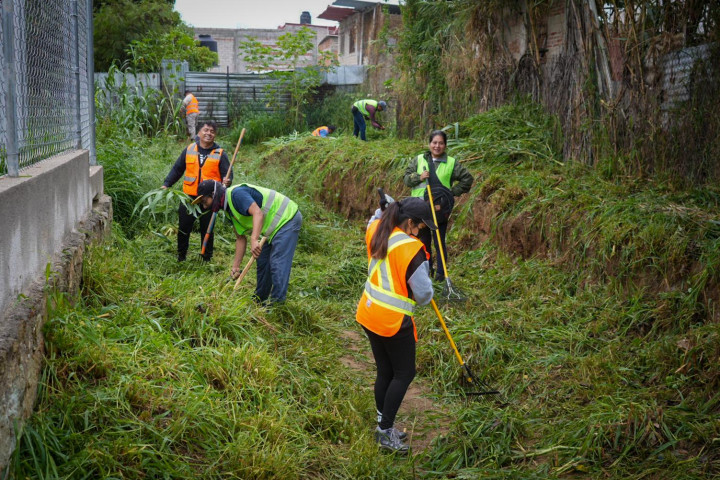 Avanza la transformación de San Martín Mexicapan con tequio en la colonia Azucenas