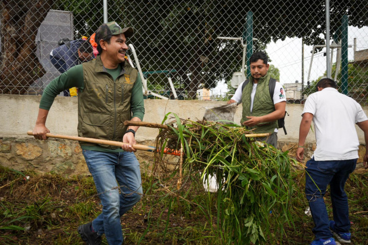 Avanza la transformación de San Martín Mexicapan con tequio en la colonia Azucenas