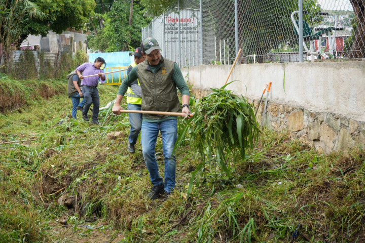 Avanza la transformación de San Martín Mexicapan con tequio en la colonia Azucenas