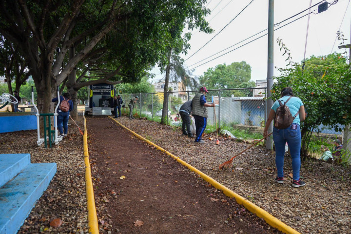 Avanza la transformación de San Martín Mexicapan con tequio en la colonia Azucenas