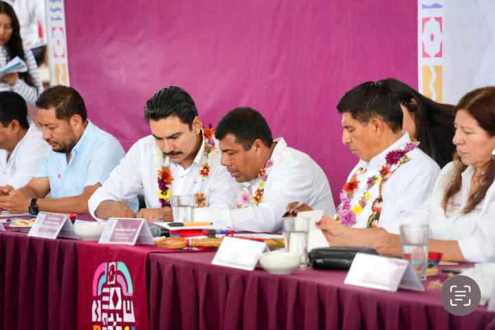 Ray Chagoya y Salomón Jara recorren agencias municipales con acciones que responden a las necesidades del pueblo