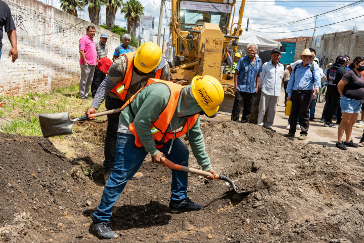 Inician obras de pavimentación en la calle Genaro Vásquez, Pueblo Nuevo