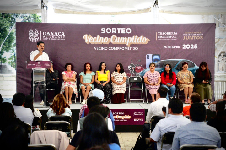 Gobierno municipal de Oaxaca de Juárez reconoce a contribuyentes responsables