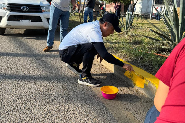 Tequio Vecinal embellece acceso a la ciudad de Oaxaca