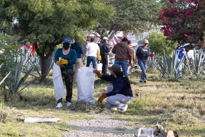 Tequio Vecinal embellece acceso a la ciudad de Oaxaca