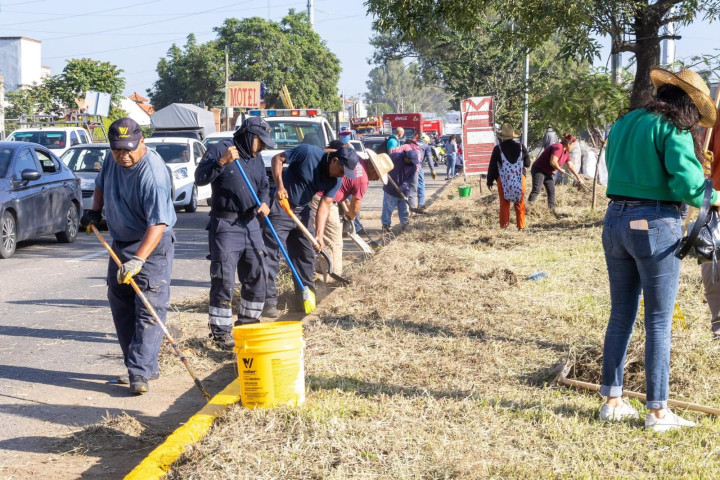 Tequio Vecinal embellece acceso a la ciudad de Oaxaca