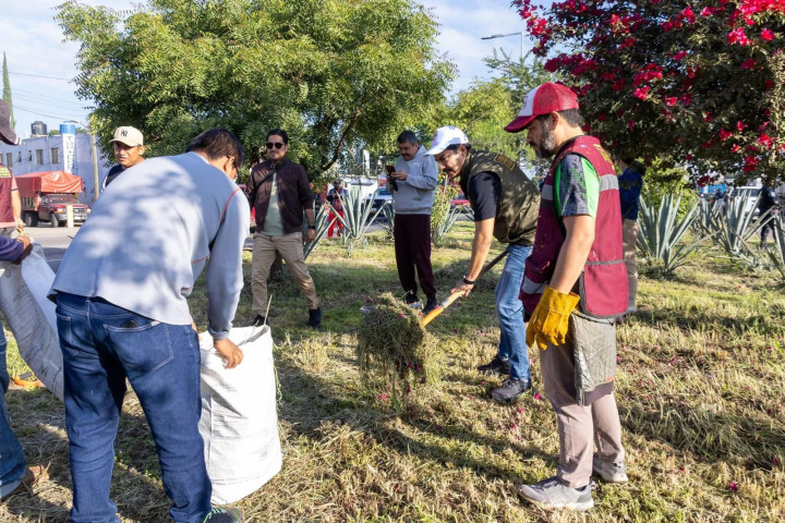 Tequio Vecinal embellece acceso a la ciudad de Oaxaca