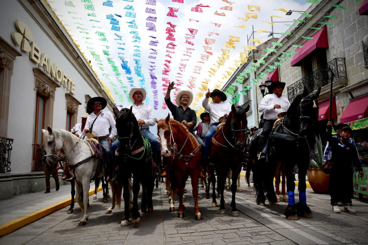 Oaxaca de Juárez participó en la 8ª Cabalgata Ranchos Unidos en el marco de la Guelaguetza 2025