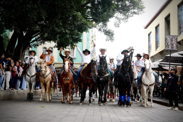 Oaxaca de Juárez participó en la 8ª Cabalgata Ranchos Unidos en el marco de la Guelaguetza 2025