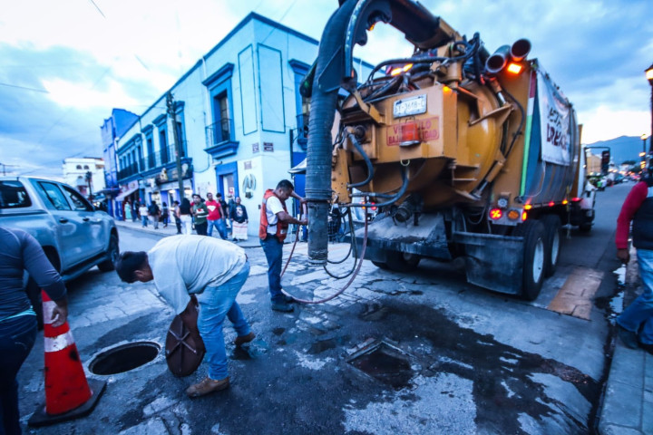 Municipio refuerza limpieza y mantenimiento de alcantarillado en Oaxaca de Juárez