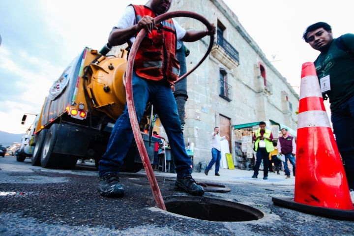 Municipio refuerza limpieza y mantenimiento de alcantarillado en Oaxaca de Juárez