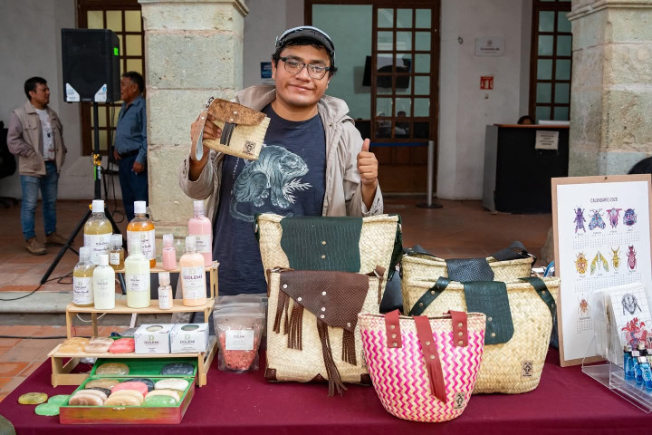Impulsan a juventudes emprendedoras con feria en el Palacio Municipal
