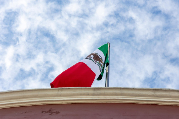 Ray Chagoya encabeza izamiento de la Bandera Nacional en el Mercado 20 de Noviembre