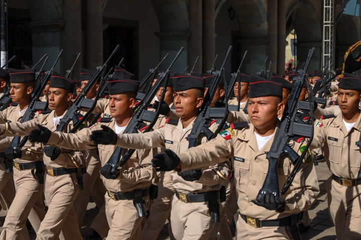 Desfile cívico-militar reafirma la unidad y seguridad en Oaxaca de Juárez