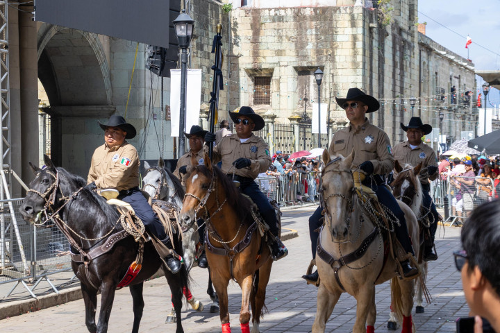 Desfile cívico-militar reafirma la unidad y seguridad en Oaxaca de Juárez
