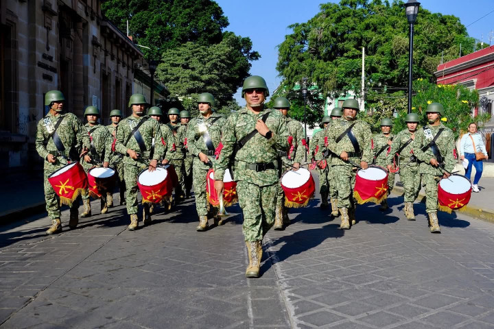 Oaxaca de Juárez vive un desfile cívico-deportivo en paz y con gran participación ciudadana