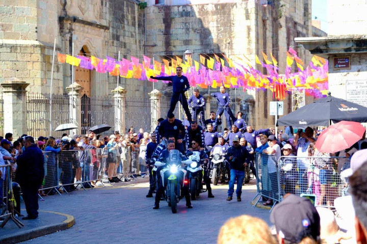 Oaxaca de Juárez vive un desfile cívico-deportivo en paz y con gran participación ciudadana