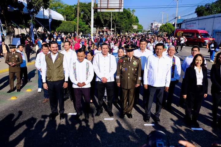 Oaxaca de Juárez vive un desfile cívico-deportivo en paz y con gran participación ciudadana