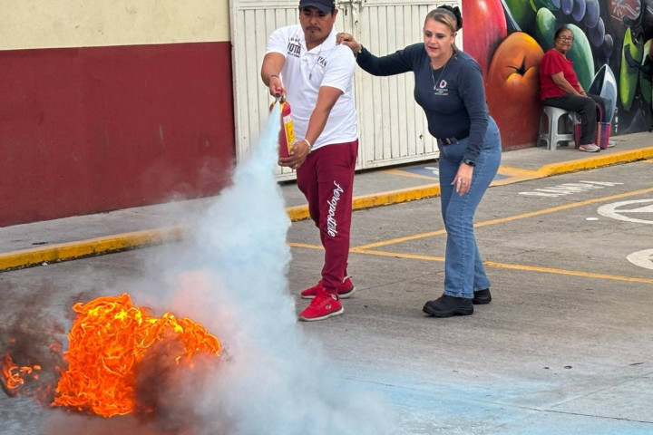 Continúa la toma de protesta de Unidades Internas de Protección Civil en mercados municipales