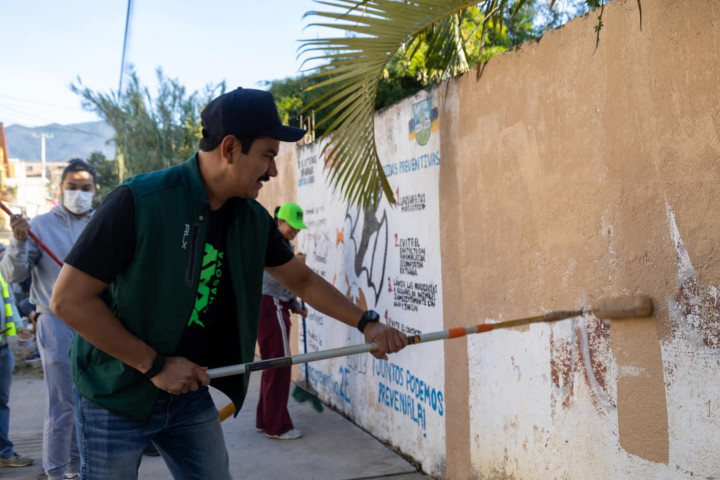 Lomas del Crestón fortalece su entorno con Tequio Vecinal encabezado por el presidente Ray Chagoya