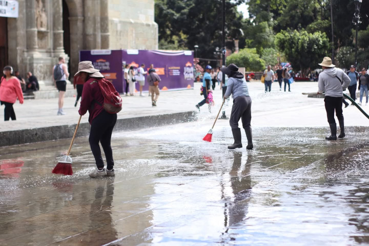 Refuerzan limpieza en el Centro Histórico con intervención en la Alameda de León