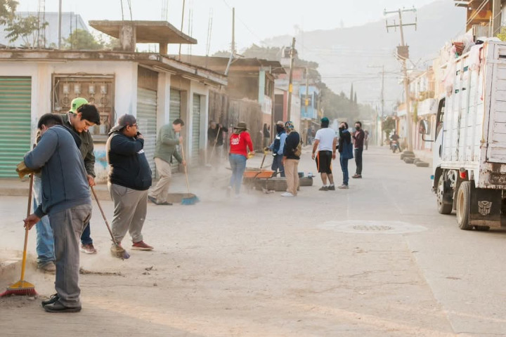 Oaxaca de Juárez avanza con acciones de limpieza y orden en la colonia Primavera de San Martín Mexicapam