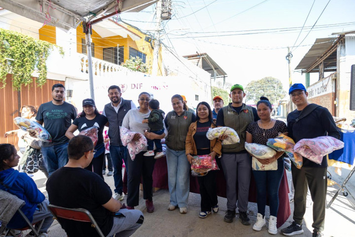 DIF Municipal entrega cobijas y apoyos de maternidad en San Martín Mexicapam